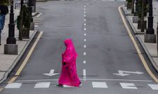  Una mujer camina por la avenida de Pumarn de Oviedo durante el trigsimo sexto da de confinamiento del primer estado de alarma
