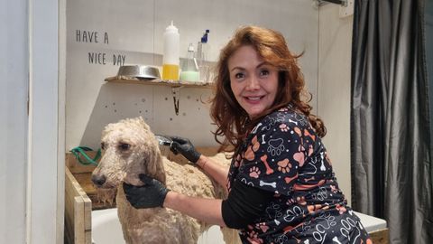 Mar&iacute;a S&aacute;nchez con uno de sus clientes de cuatro patas