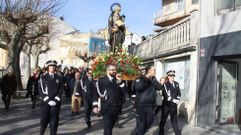 Los agentes de la Polic�a Local portan la imagen de San Mauro en la procesi�n.