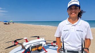 Acevedo maneja el dron de salvamento durante las operaciones de emergencia.