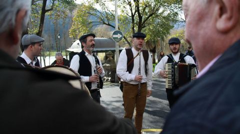 O Barco se rindi al botelo.Varias agrupaciones se encargaron de los pasacalles y por la tarde habr cantos de taberna