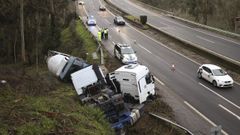 Cami�n volcado en Gondomar en la AG-57