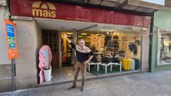 Fran Fajardo, junto a Bolsos M�is, en las inmediaciones del Derby. 