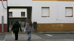 El tapiado de los accesos a las viviendas vac�as en Recimil, en la imagen, est� reduciendo el n�mero de entradas ilegales en las viviendas.
