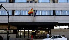 <span lang= es-es >Toda la ciudad, de luto</span>. El luto oficial del Gobierno central finaliz� el domingo por la noche y el decretado por la administraci�n auton�mica concluir� ma�ana. Pese a ello, organismos estatales y gallegos de la ciudad mantienen los crespones negros y todas las banderas aparecen a media asta.