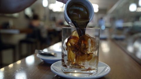 El «ritual», lo más complicado. Pasar el liquido del pocillo al vaso es el momento más dificil. Martin aconseja hacerlo rapido para evitar que babee por la taza.

