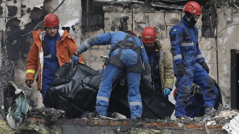 Rescate de un cuerpo en el bombardeo ruso con drones sobre un edificio residencial de Kiev.
