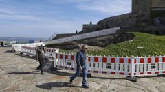 La zanja abierta hace un mes al pie de la Torre, ayer sin cambios