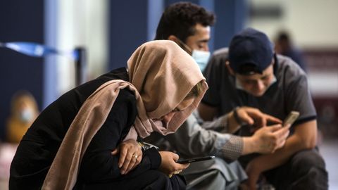 Refugiados afganos en el aeropuerto Leonardo Da Vinci de Roma