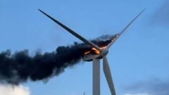 El rotor incendiado en uno de los aerogeneradores situados en la zona viveirense de Fontecoba