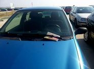 La publicidad fue depositada en todos los coches aparcados en la playa de A Lanzada. 