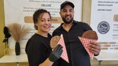 Fairuz y Mahdi, con dos stroopwafel recin elaborados en Damiri, un mundo de sabores.