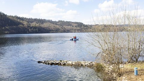 El lago de As Encrobas tiene 2,2 kil�metros de largo, uno de ancho y tiene una profundidad de hasta 205 metros.