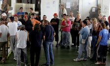 En la fotograf�a, un momento de la reuni�n celebrada ayer en la lonja de Curuxeiras.