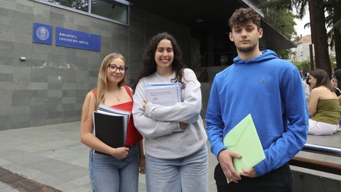 Candela, Paula y Diego, estudiantes de Teo y Santiago, estudiaron el viernes pasado en la biblioteca Concepci�n Arenal de la capital gallega.