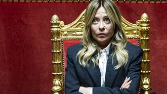 Meloni, con gesto serio en el Parlamento