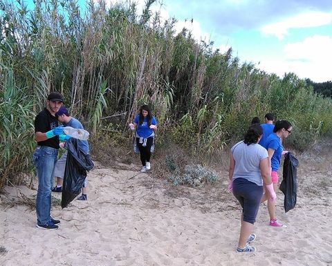 Los participantes en un taller de fotograf�a que se desarroll� en Lousame muestran sus trabajos en la casa de cultura. 