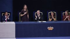 El rey Felipe, la reina Letizia (2-d), la princesa Leonor (2-i), la infanta Sof�a (d) y el presidente del Prinipado de Asturias, Adri�n Barb�n (i), durante la ceremonia de entrega de los Premios Princesa de Asturias celebrada este viernes en el Teatro Campoamor