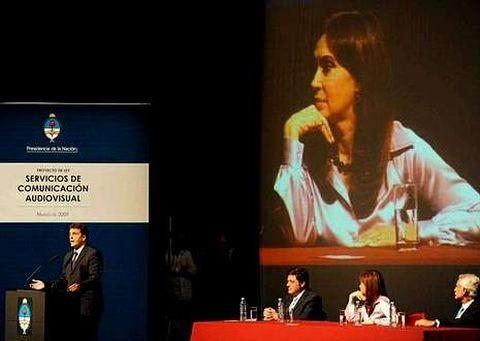 Imagen del 2009, en la que Massa presenta la ley de medios ante la atenta mirada de Cristina Fern�ndez