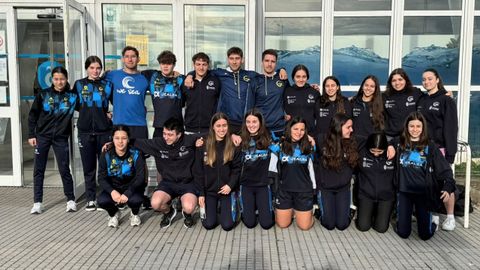 Integrantes del equipo boirense que compiti� en la piscina de Riazor.
