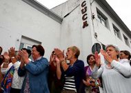 Las mujeres, el viernes, celebrando el rechazo al recurso conocido durante la cadena humana.