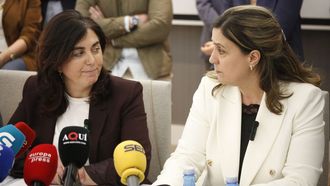 Elena Candia (izquierda) y Mar�a Reigosa (derecha) durante la presentaci�n de la moci�n de censura en Lugo