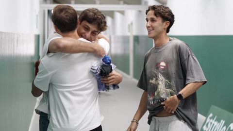 C&eacute;sar abraza a &Aacute;lvaro Ram&oacute;n en una jornada de bienvenidas y reencuentros en A Malata. 