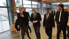 En directo. El alcalde de Arteixo, primero por la izquierda, mirando a Jos� Antonio Santano, secretario de Estado de Transportes, al que en un reciente acto p�blico del Puerto y Repsol le pidi� que atiendan sus peticiones de una reuni�n para exponer sus demandas.