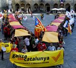 Laura Snchez, que el 9 de noviembre cumplir 16 aos, vota simblicamente en Barcelona. A la derecha, un grupo de personas forman una V en la plaza del Obradoiro, en Santiago. 