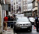 Agentes de la Unidad de Homicidios de A Coru�a a su llegada a la vivienda de la v�ctima. 