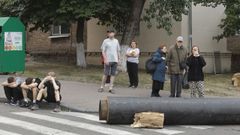 Residentes locales reaccionan en el lugar de un ataque con drones en Kiev, Ucrania, el 10 de julio de 2025, en medio de la invasin rusa en curso. Al menos dos personas murieron en Kiev y muchas otras resultaron heridas en toda Ucrania tras los ataques rusos nocturnos en las regiones de Kiev, Chernihiv, Sumy, Poltava, Kirovogrado y Jrkov.