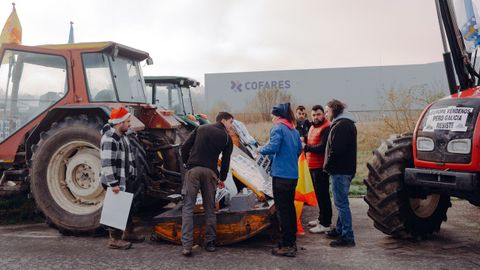 Ganaderos colocando las pancartas antes de salir desde San Cibrao