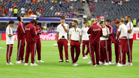 La selecci�n espa�ola, sobre el c�sped del Dallas Stadium.