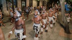 Desfile por la calle del Paseo de las Xornadas de Folclore