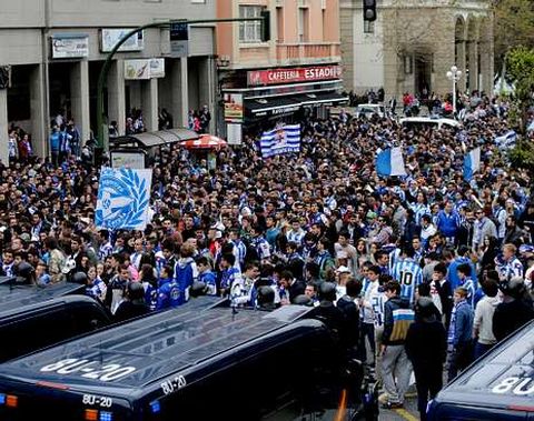 Los aleda�os de Riazor, repletos de aficionados antes del partido