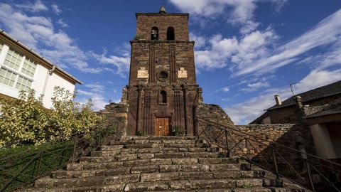 Fachada de la iglesia de la parroquia de San Miguel de Montefurado, construida con pedra cabaleira 