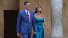 El presidente del Gobierno en funciones, Pedro Snchez, junto a su mujer, Begoa Gmez, a su llegada al Palacio de Carlos V