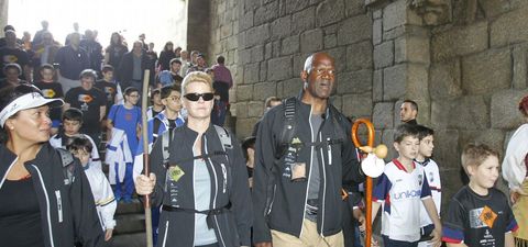 Terry Porter complet� los �ltimos metros del Camino de Santiago acompa�ado por aficionados del Obradoiro. 