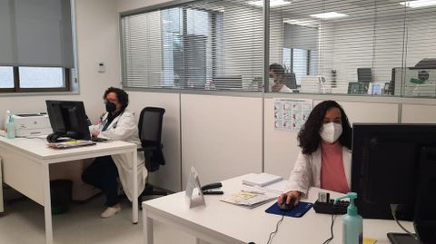 Las doctoras Hermitas Garc�a e In�s Navarro, en sus puestos del servicio de Hematolog�a de Monforte