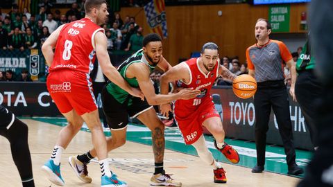 Francis Alonso trata de progresar ante la fuerte defensa de un jugador del Joventut