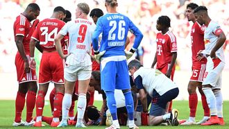 Musiala recibe atenci�n m�dica durante el partido contra el Leipzig.