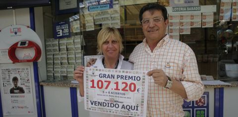 Mercedes y Antonio en su despacho de Carrefour de Alfonso Molina, donde sellaron un boleto del euromillones agraciado con m�s de 100.000 euros y cuyo propietario ya ingres� en el banco. 