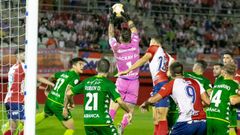 Mackay pidi� el cambio justo despu�s de parar este c�rner botado sobre su �rea en el minuto 86