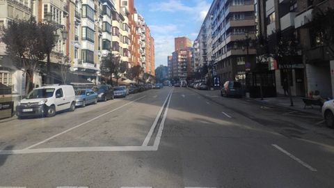 Tramo de la Avenida de Galicia en Oviedo que se va a reurbanizar.