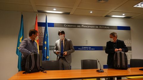 Borja Snchez, consejero de Ciencia; Fernando Rubiera, director de la Ctedra para el anlisis de la innovacin en Asturias; y el subdirector de la misma, Esteban Fernndez