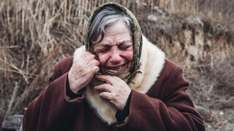 Una mujer llora desesperada durante la evacuacin de Irpin. Esta localidad, a las puertas de Kiev, es uno de los smbolos del drama humano que deja esta guerra