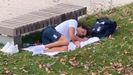 El�campe�n ol�mpico italiano, Thomas Ceccon, durmiendo�sobre el c�sped de la Villa Ol�mpica