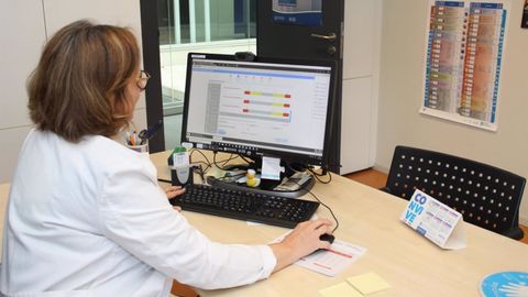Una profesional del Sergas, consultando datos en soporte digital