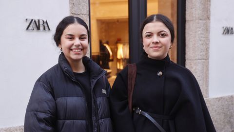 Alba y Paula,�a las puertas del Zara de la calle Compostela en el primer d�a de rebajas