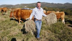 Luis Vaqueiro, en una foto de arhivo en el monte, dando de comer al ganado.